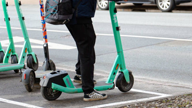 Cilvēks uz elektroskrejriteņa