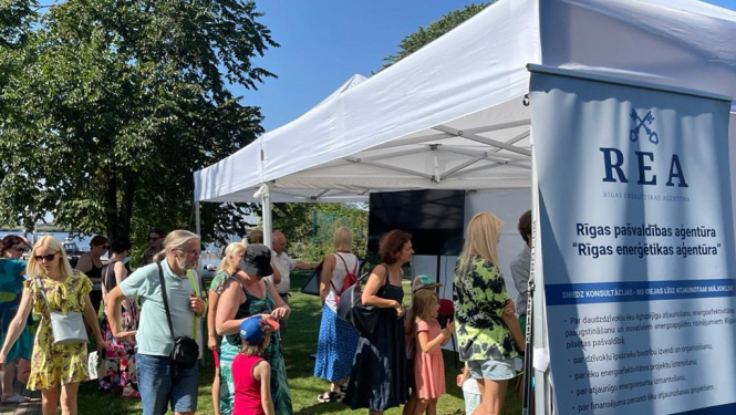 Cilvēki apmeklē pasākumu