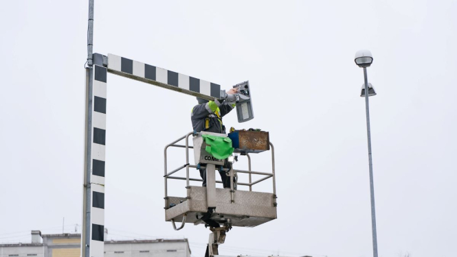 Uzstāda energoefektīvus gaismekļus