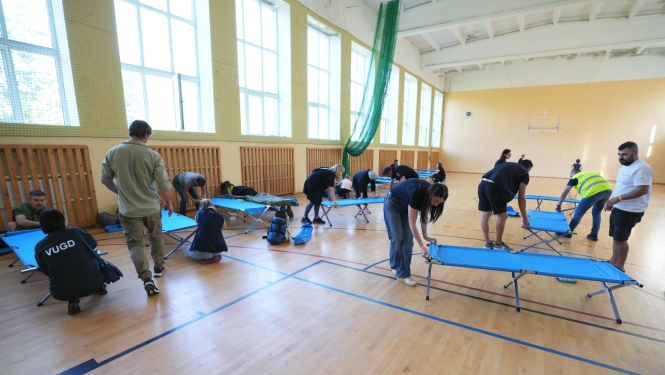 Cilvēki piedalās evakuācijas mācībās