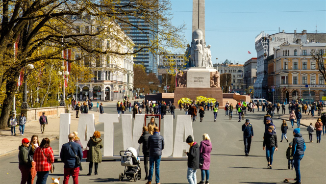 Cilvēki pie Brīvības pieminekļa