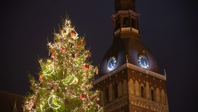 Ziemassvētku egle Doma laukumā