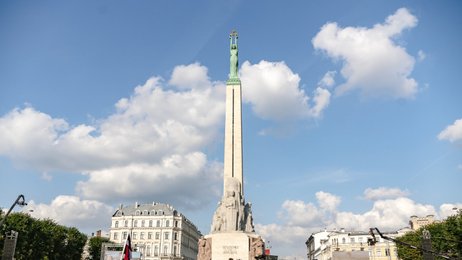 Fani sagaida sportistus pie pieminekļa