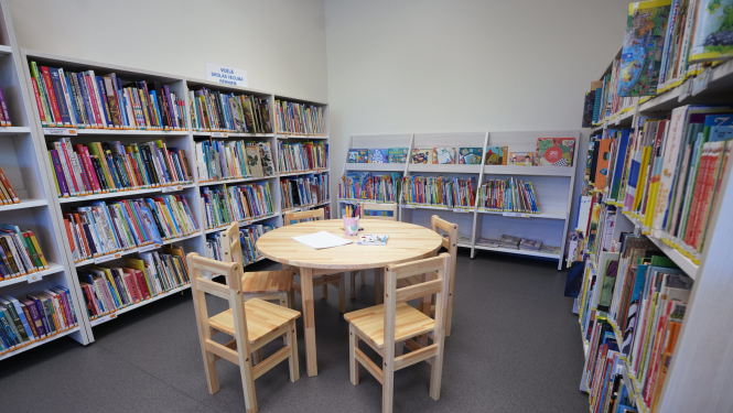 Grāmatu plaukti bibliotēkā