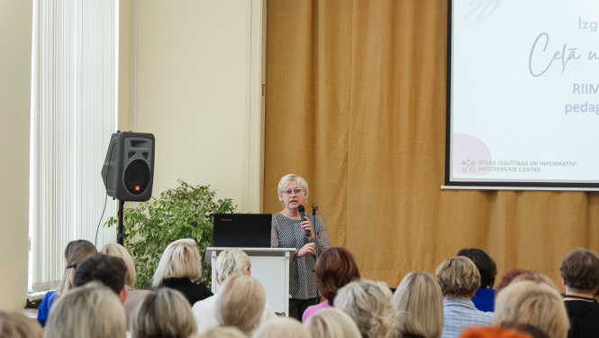 Forumā cilvēki klausās