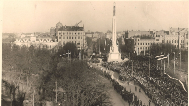  Foto izstāde “Brīvības piemineklis laiku laikos”