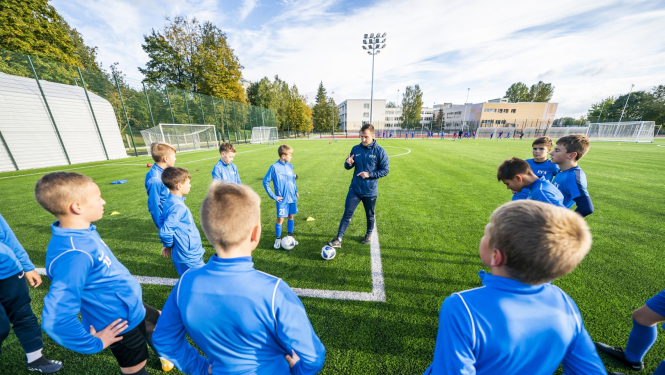 Bērni trenējas futbola laukumā