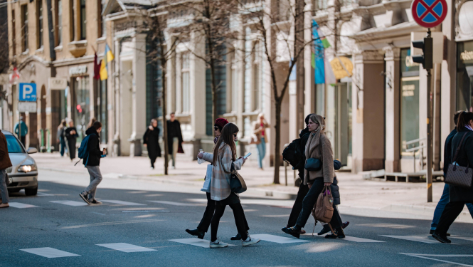 Gājēji iet pāri ielai
