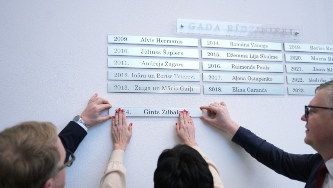 Plāksnīte Gada rīdziniekam Gintam Zilbalodim