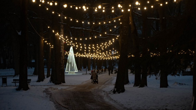 Gaismiņu virtenes Nordeķu parkā