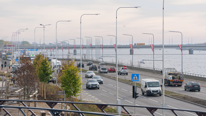 Automašīnas uz Ģenerāļa Radizņa krastmalas