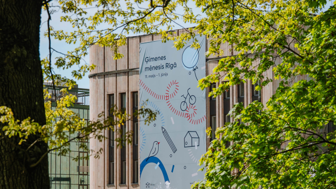 Ģimenes mēneša plakāts uz Kongresu nama