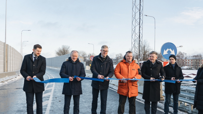 Griež lenti Austrumu maģistrāles atklāšanas pasākumā