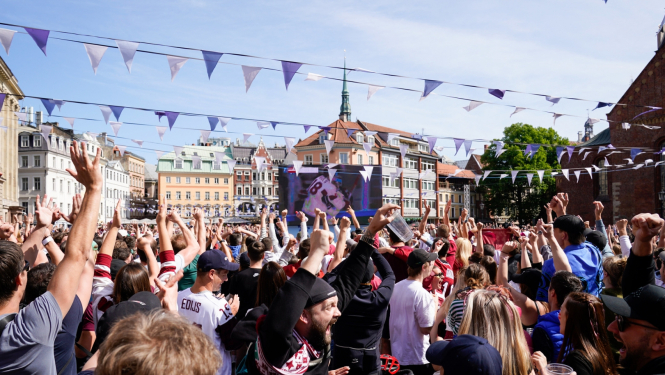 Hokeja fani doma laukumā