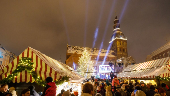 Iedegta Ziemassvētku egle Doma laukumā