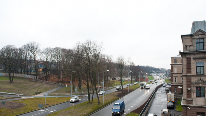 Iela ar automašīnām