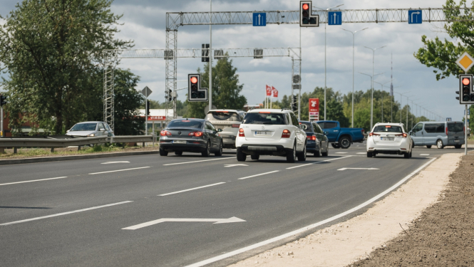 Iela, mašīnas krustojumā