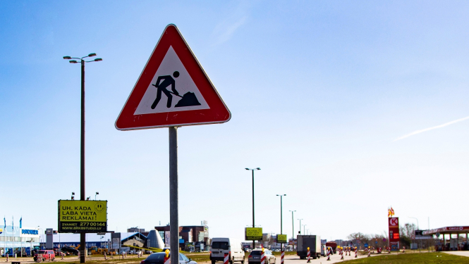 ceļa zīme ielu remonts