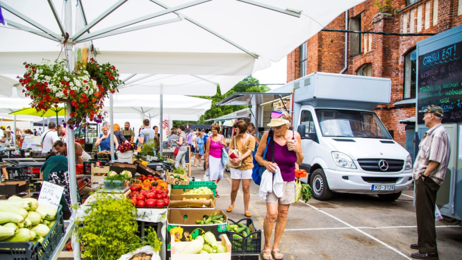 Tirgo dārzeņus un augļus