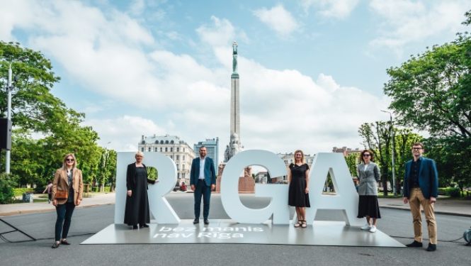 Uzraksts Rīga pie Brīvības pieminekļa