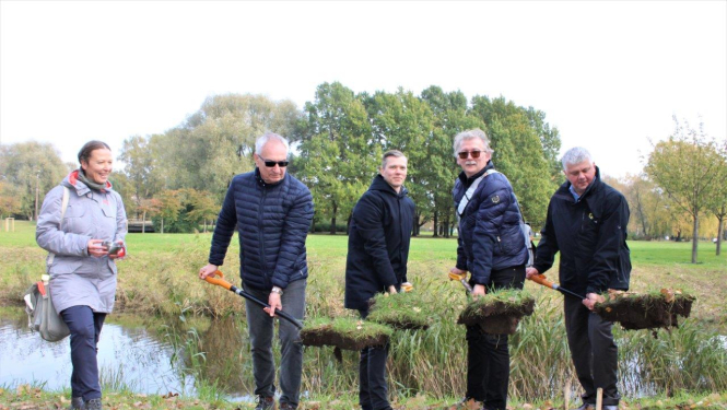 Uzvaras parkā iesēts pirmais kvadrātmetrs urbānās pļavas 