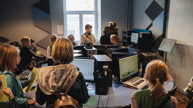 Bērni darbojas pie datoriem