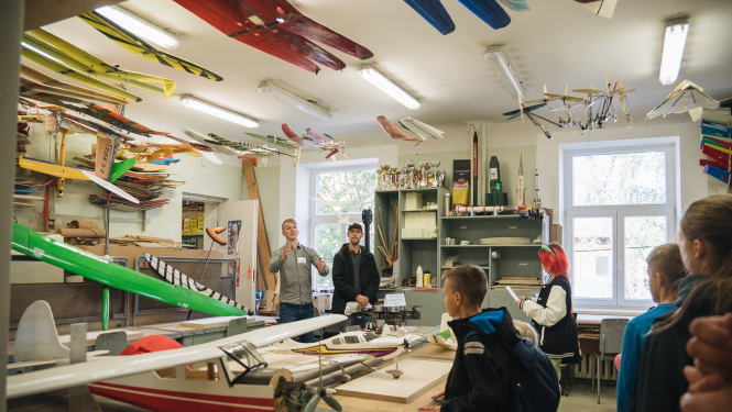 Bērni nodarbojas pulciņā