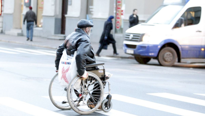 Cilvēks ratiņkrēslā