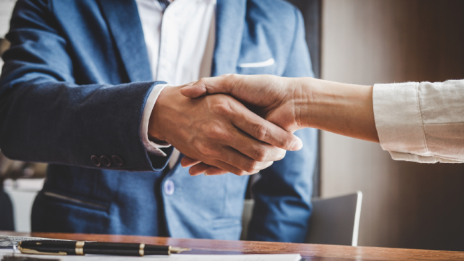 sasveicinās ar roku spiedienu