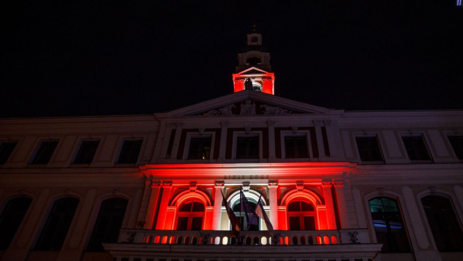 Izgaismots Rātsnams Valsts karoga krāsās