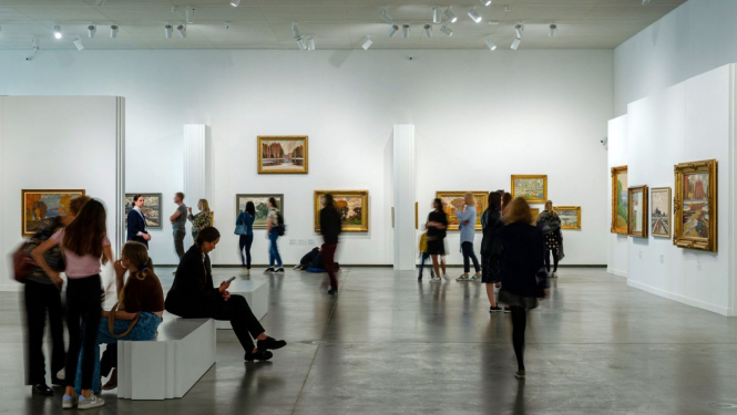 Izstādes apmeklētāji