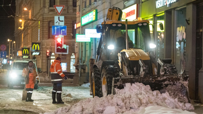 Traktors šķūrē sniegu