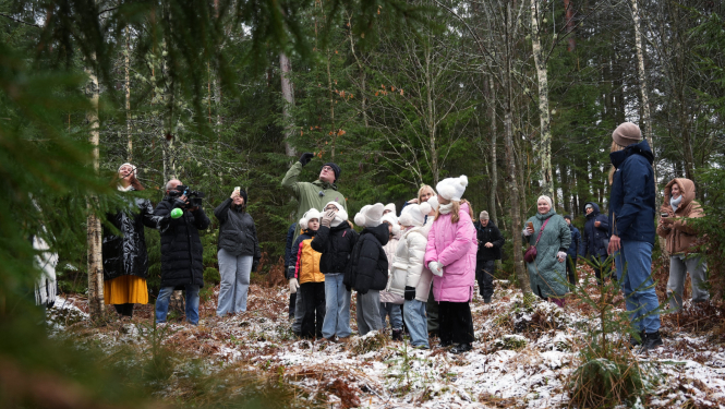 Rīgas mērs kopā ar bērnu un jauniešu vokālās studijas "RASA'' dalībniekiem izraugās Rīgas egles