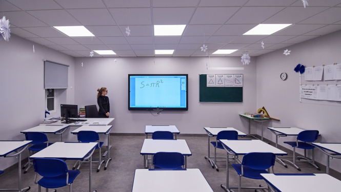 Klase ar soliem un elektronisko tafeli