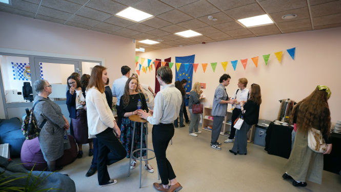 Atklāj  jauniešu centru Kalnciema ielā 48