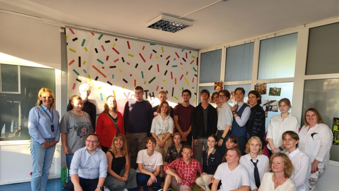 Jauniešii fotografējas