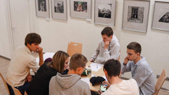 Jaunieši darbojas grupā