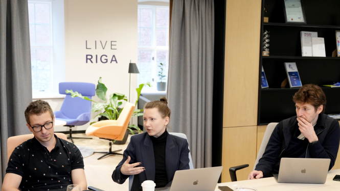 Uzņēmi tiekas uz sarunu