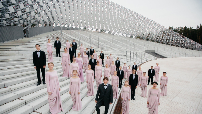 Jauniešu koris Kamēr..uz Lielās atjaunojamās estrādes kāpnēm