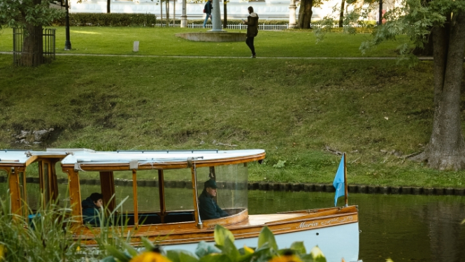 Rīgas kanālā laiva