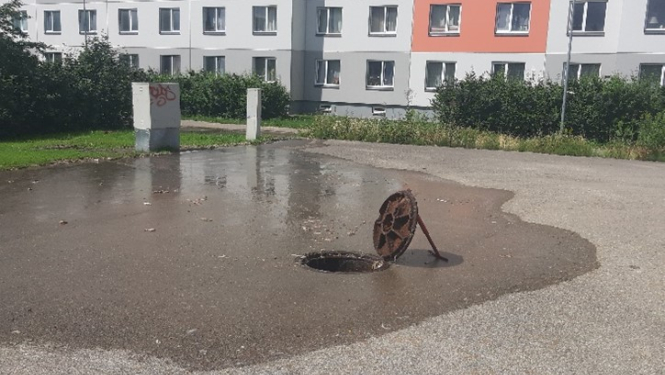 Atvērts kanalizācijas akas vāks