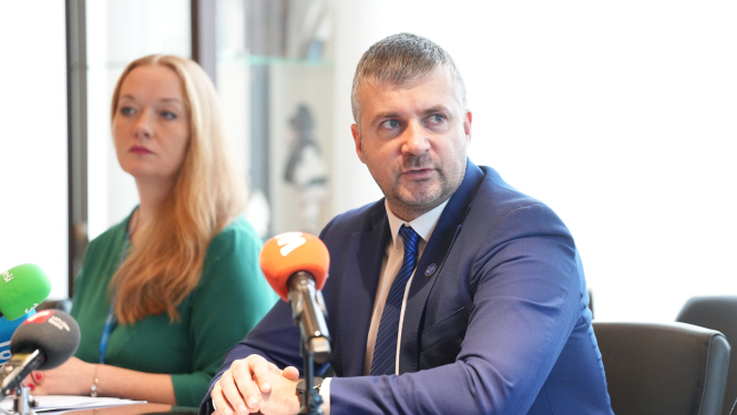 Rīgas domes Kapitālsabiedrību pārvaldes vadītāja Ilze Spūle – Statkus un  Rīgas pilsētas izpilddirektors Jānis Lange