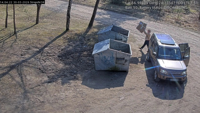 Kapu piegānītājs izmet atkritumus