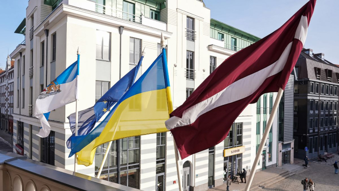 Latvijas un Ukrainas karogi pie Rātsnama