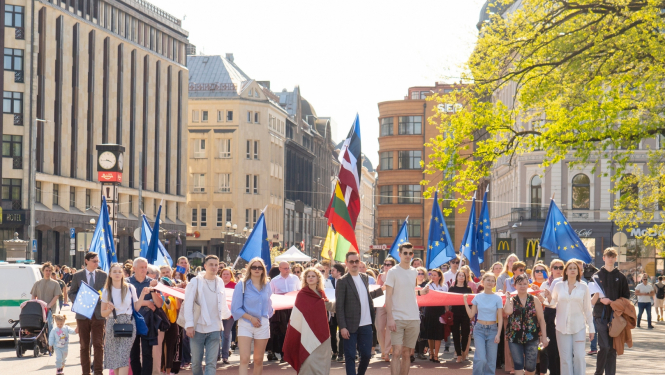 Zibakcija #MēsEsamEiropa gājiens no Doma laukuma līdz Brīvības piemineklim ar lielformāta Latvijas un Eiropas Savienības karogiem.