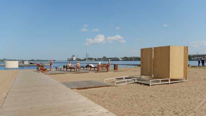 Ķipsalas peldvietā cilbvēki atpūšas