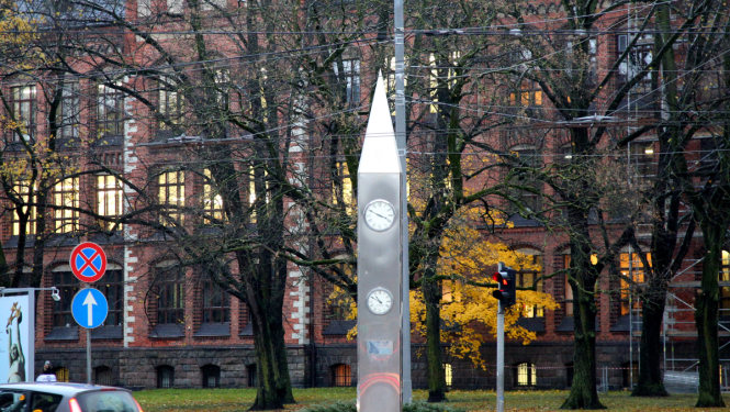 Kobes pilsētas davīnājums Rīgai pulkstenis uz Kr.Valdemāra ielas pie Mākslas akadēmijas