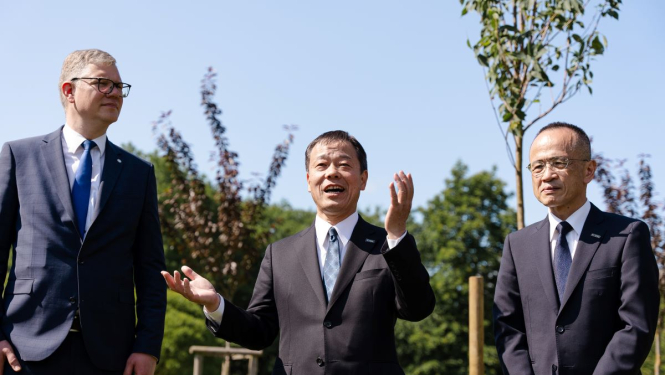 Kobes delegācija stāda sakuru Uzvaras parkā