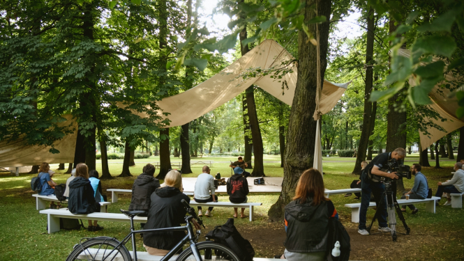 Cilvēki klausās koncertu