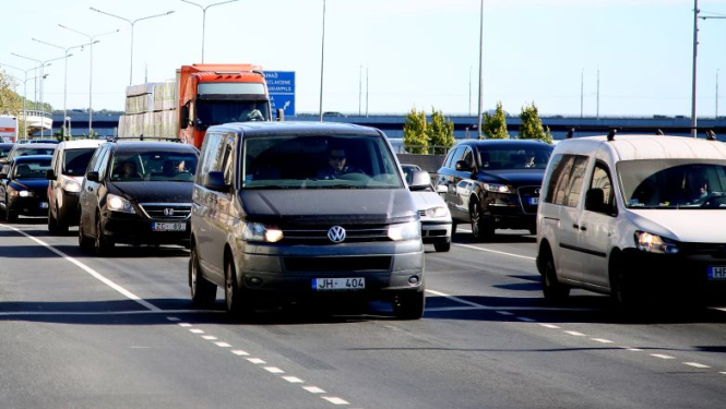 Pa ielu brauc automašinas